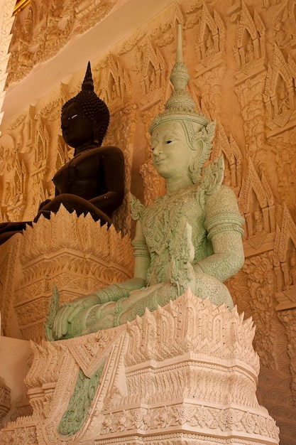 Posągi Buddy w tajskich świątyniach.