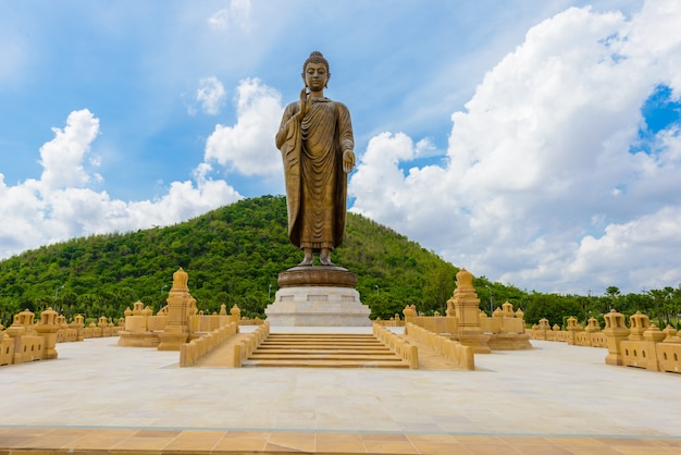 Posągi Buddy W Wat Thipsukhontharam, Prowincja Kanchanaburi, Tajlandia