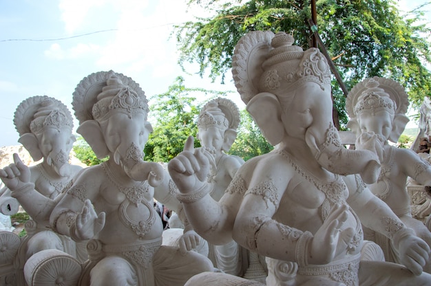 Posągi hinduskiego boga Ganesha podczas festiwalu