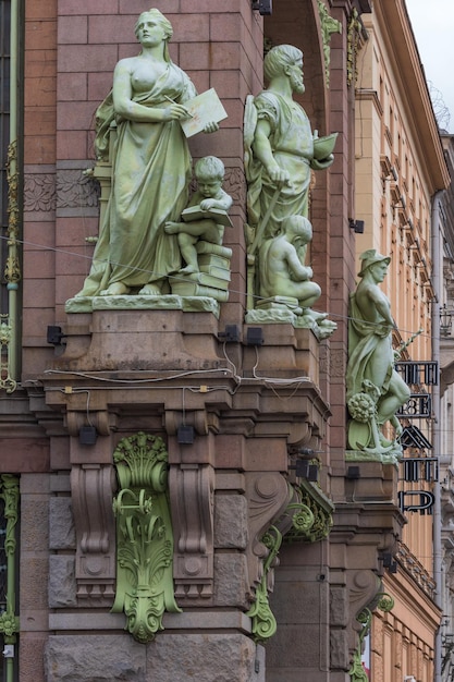 Zdjęcie posągi nauki przemysłu i handlu na fasadzie elisseeff emporium w sankt petersburgu rosja