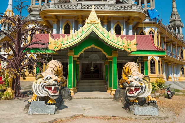 Posągi Tygrysów Przy Wejściu Do Buddyjskiej Pagody Tham Sua W Pobliżu świątyni Tiger Cave W Krabi, Tajlandia