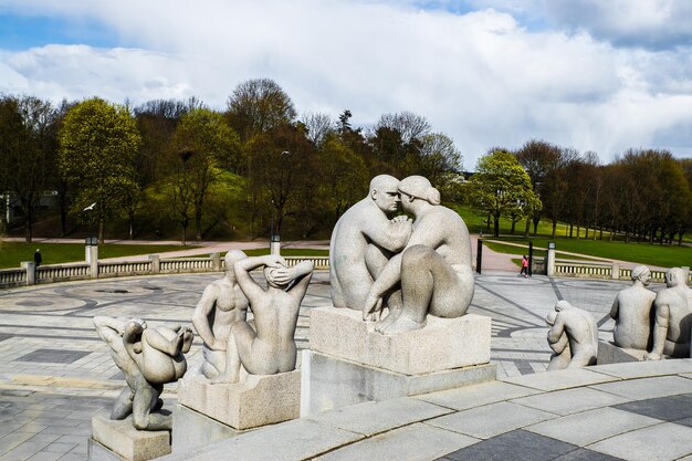 Zdjęcie posągi w parku vigeland