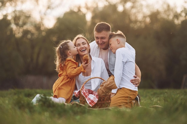 Zdjęcie posiadanie wybrednej rodziny spędzającej razem weekend na świeżym powietrzu w okresie letnim