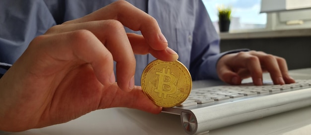 Posiadanie złotego tokena bitcoin i zarabianie na kryptowalucie
