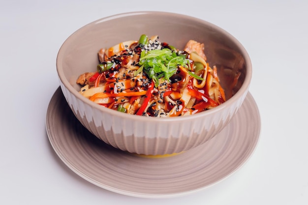 Posiekaj suey na smażonym w głębokim tłuszczu makaronie sara udon kuchnia japońska