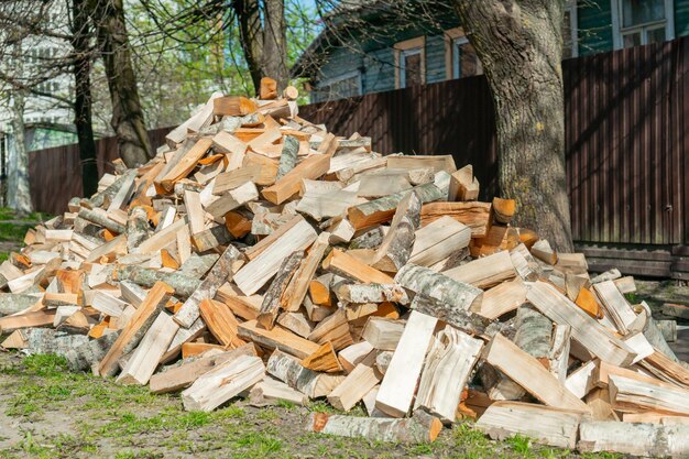 Zdjęcie posiekane brzozowe drewno opałowe