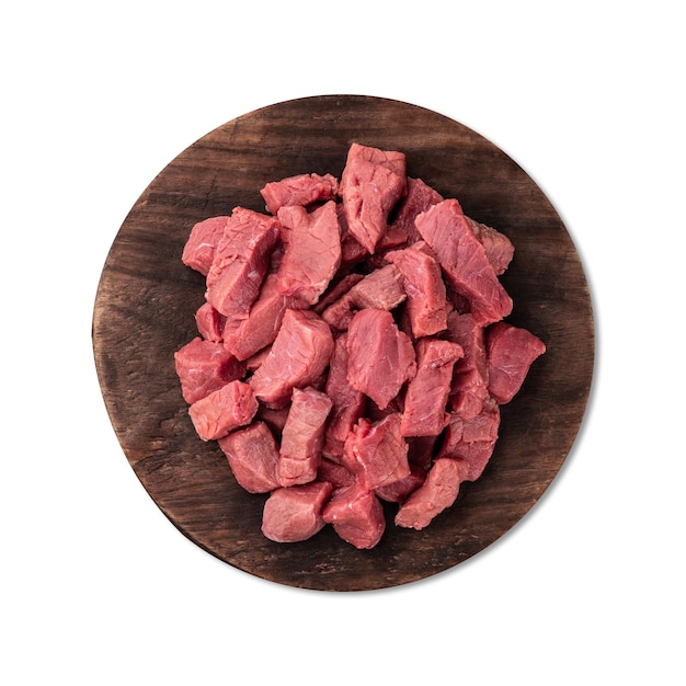 Zdjęcie posiekane mięso z wierzchu na drewnianej desce odizolowanej na białym tle