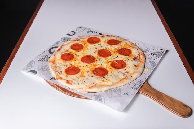 Posiekany widok pizzy pepperoni na białym stole