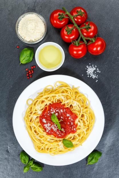 Posiłek spaghetti z Włoch obiad z makaronem z sosem pomidorowym z góry w formacie portretowym łupków