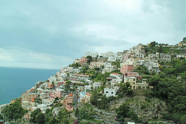 Positano na górze nad Morzem Tyrreńskim na chmurowym niebie