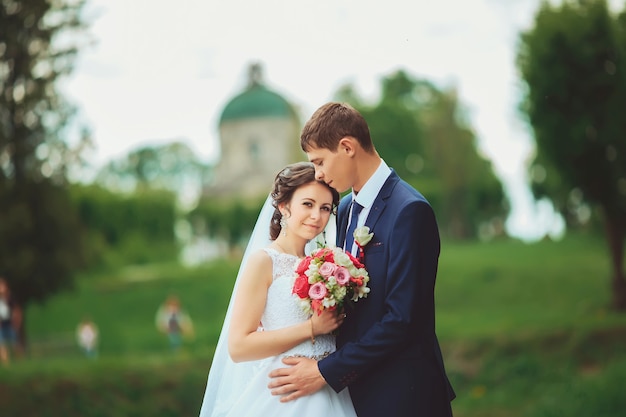 Poślubiać Strzał Państwo Młodzi W Parku