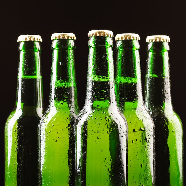 Zdjęcie pośrodku ustawiono szklane butelki piwa