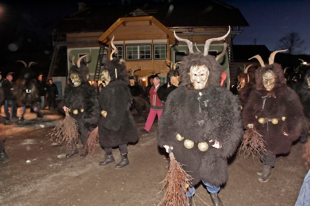 Zdjęcie postać krampusa jest częścią tradycyjnego mitterndorfer nikolausplay obchodzonego w małej wiosce krungl styria austria