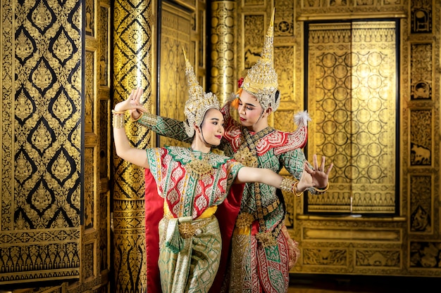 Postać Phra i Nang tańczą w tajskim przedstawieniu pantomimy.