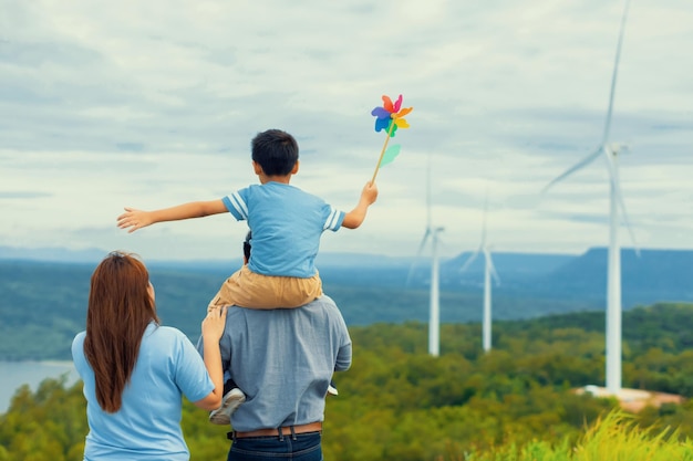 Postępowa szczęśliwa rodzina spędza czas na farmie wiatrowej dla koncepcji zielonej energii