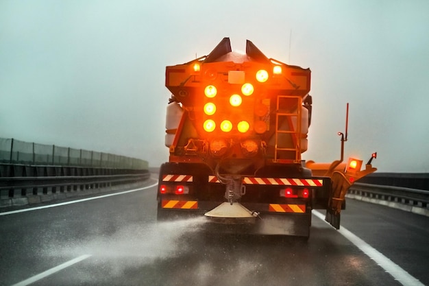 Posypywarka do konserwacji autostrad rozrzuca sól do odladzania na drogach