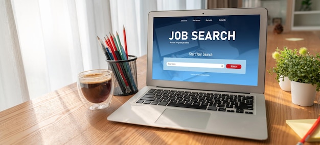 Poszukiwanie pracy online na modnej stronie internetowej, aby pracownik mógł szukać ofert pracy