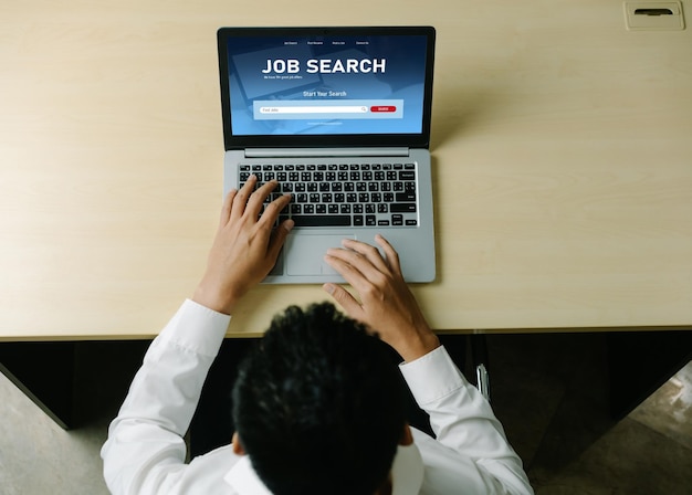 Poszukiwanie pracy online na modnej stronie internetowej, aby pracownik mógł szukać ofert pracy