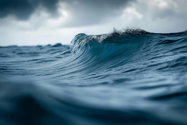 Potężna fala wznosi się nad oceanem, uderzając z siłą i tworząc hipnotyzujący wyświetlacz wody w ruchu.