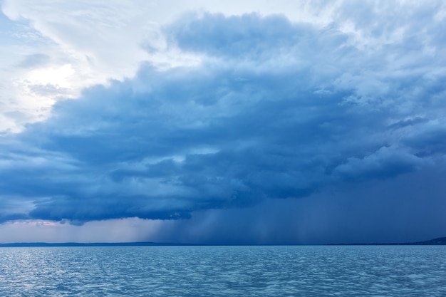 Zdjęcie potężne chmury burzowe nad jeziorem