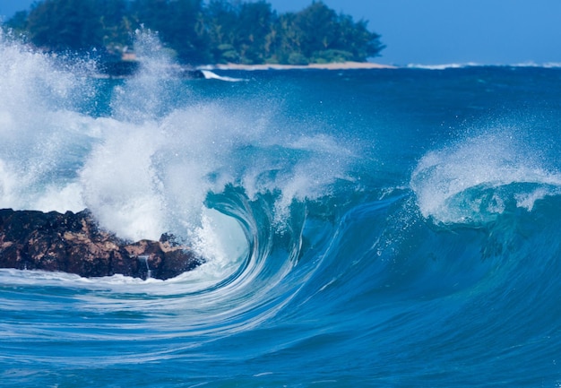 Potężne fale rozbijają się na plaży Lumahai Kauai