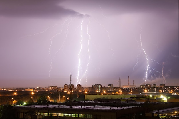 Potężny piorun uderza nocą w miasto