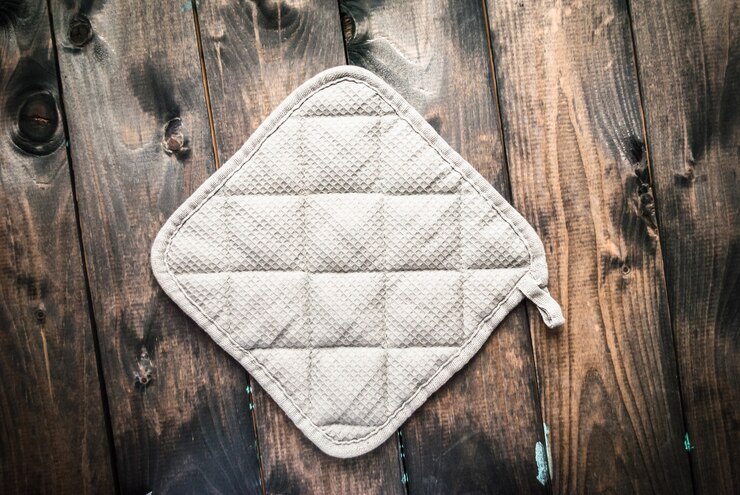 Potholder na drewnianym tle