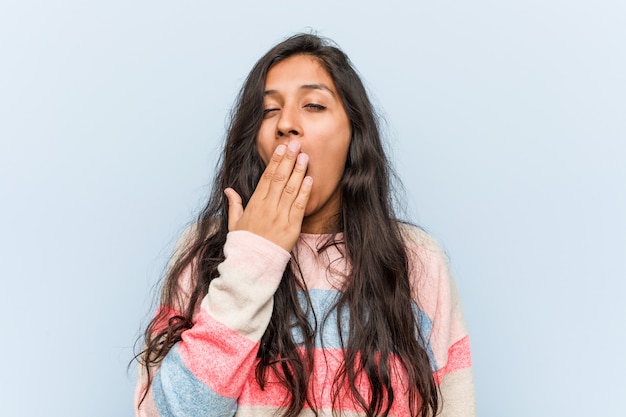 Potomstwa fasonują indyjskiej kobiety ziewanie pokazuje zmęczonego gest nakrywkowego usta z on ręką.