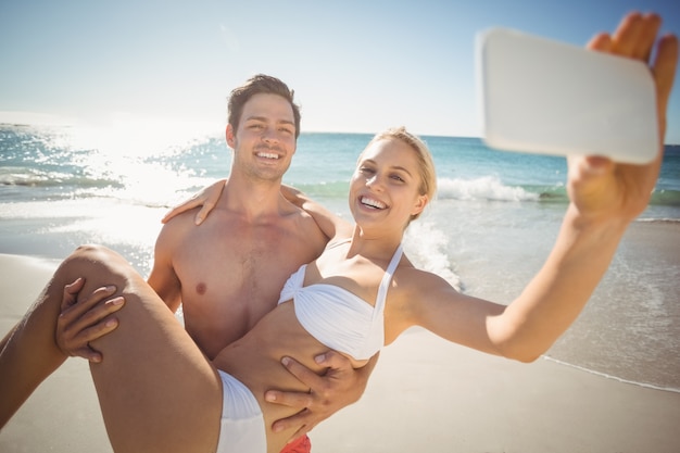 Potomstwo para bierze selfie na plaży