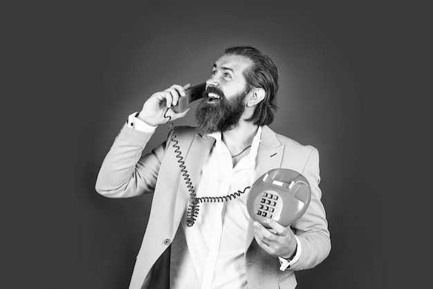 Potrzebuję trochę pomocy brutalny brodaty mężczyzna trzyma vintage telefon koncepcja technologii we współczesnym życiu komunikacja pomysł rozmowy człowiek rozmawia przez telefon szczęśliwy człowiek z retro telefonem
