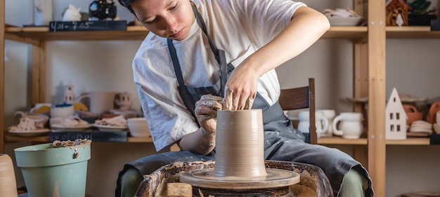 Potter Pracuje Na Kole Garncarskim, Robiąc Wazon