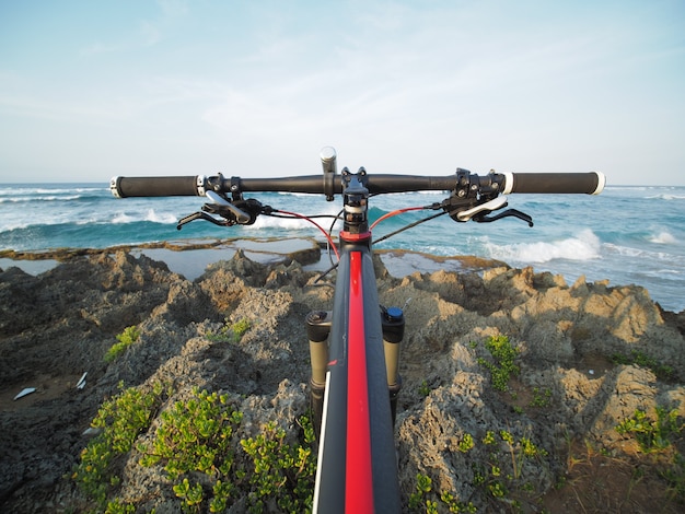 POV rower górski z widokiem na ocean. Tropikalna wyspa.