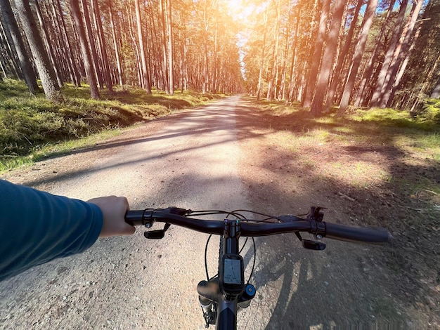 POV zbliżenie kierownicy roweru Koncepcja jazdy na rowerze na zewnątrz