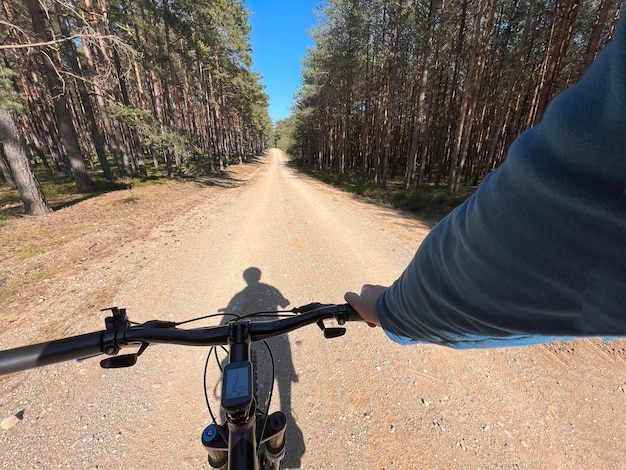 POV zbliżenie kierownicy roweru Koncepcja jazdy na rowerze na zewnątrz