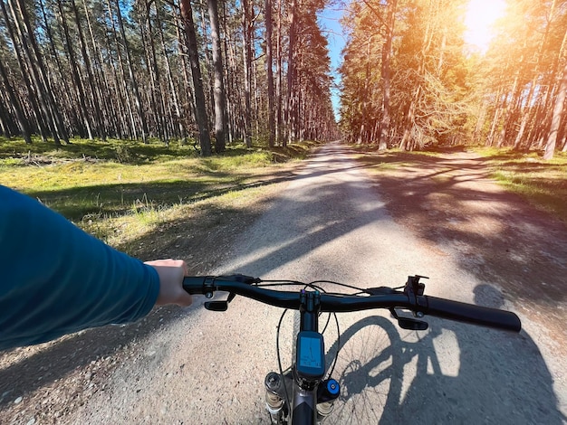 POV zbliżenie kierownicy roweru Koncepcja jazdy na rowerze na zewnątrz