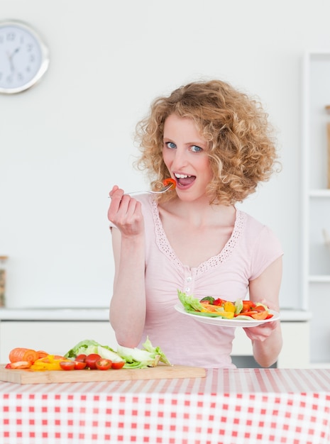 Powabna blondynki kobieta je niektóre warzywa w kuchni