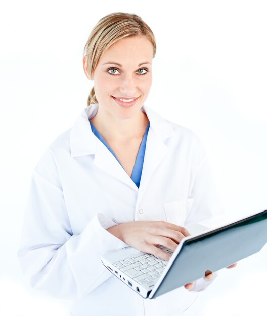 Powabna kobiety lekarka trzyma laptop patrzeje kamerę
