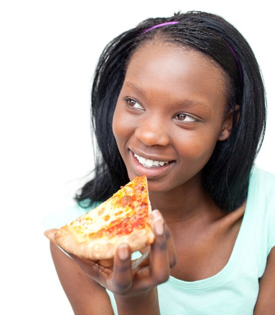 Powabna młoda kobieta je pizzę
