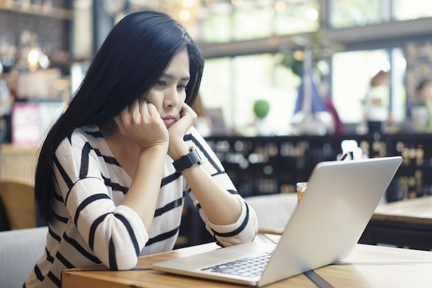 Poważna Azjatykcia Kobieta Myśleć Problem Pracować Trudnego Przydział W Desktop