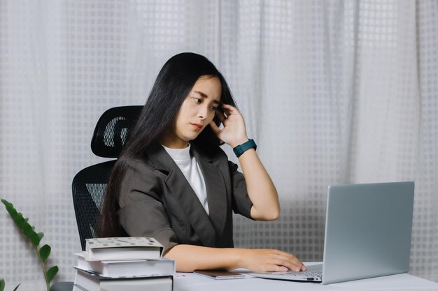 poważna bizneswoman pracująca z weź telefon