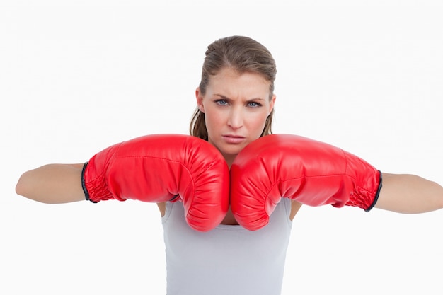 Poważna kobieta z rękawice bokserskie