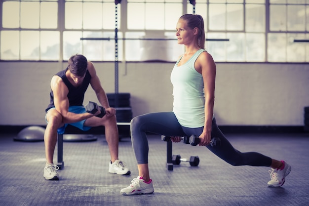 Poważna para ćwiczy z dumbbells