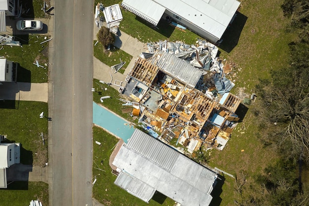 Zdjęcie poważnie zniszczone domy po huraganie ian w dzielnicy mieszkalnej mobile home na florydzie konsekwencje klęski żywiołowej