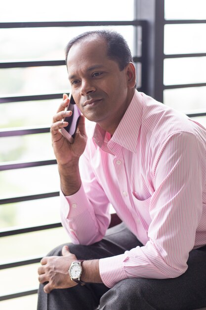 Poważny Biznesmen Indyjski Rozmawia Przez Telefon