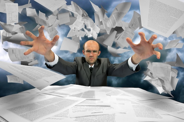 Zdjęcie poważny biznesmen manipuluje papierami