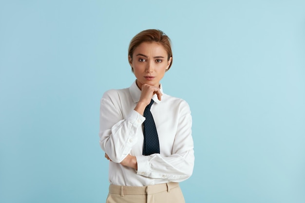 Poważny bizneswoman pozuje Pracowniany portret Rozważna kobiety pozycja