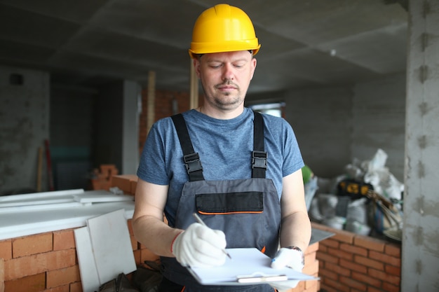 Poważny budowniczy w portrecie hardhat