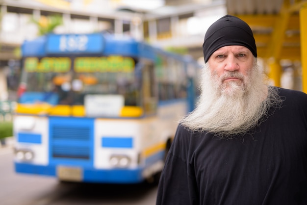 Poważny Dojrzały Brodaty Mężczyzna Czeka Na Przystanku Autobusowym