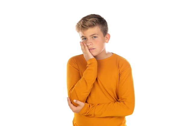 Poważny nastolatek w pomarańczowej koszulce