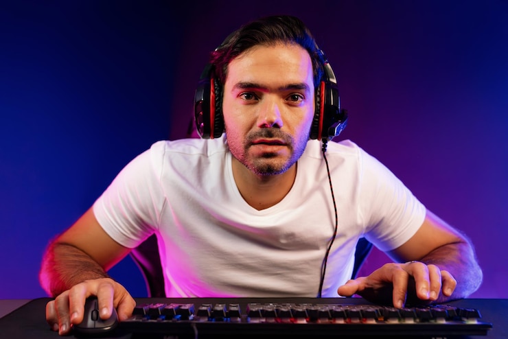 Zdjęcie poważny streamer twarzy koncentrujący się gracz próbujący przekroczyć poziom przypuszczenia